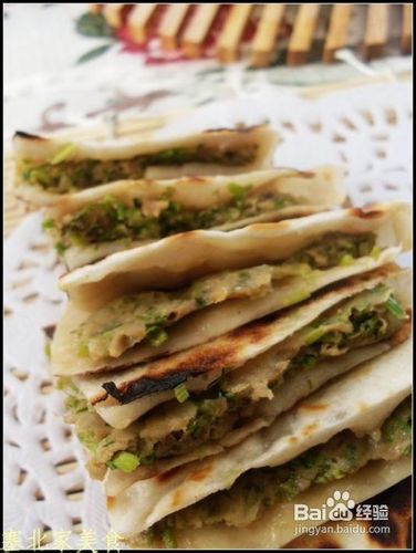 两只手做出皮薄馅大的茴香馅肉饼