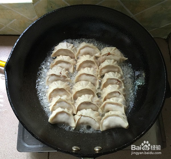 洋葱猪肉煎饺的做法