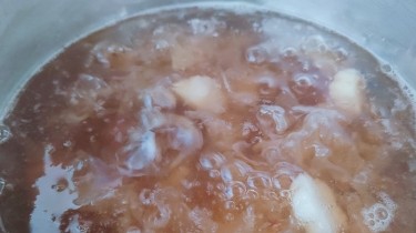 桃胶银耳雪梨羹的做法