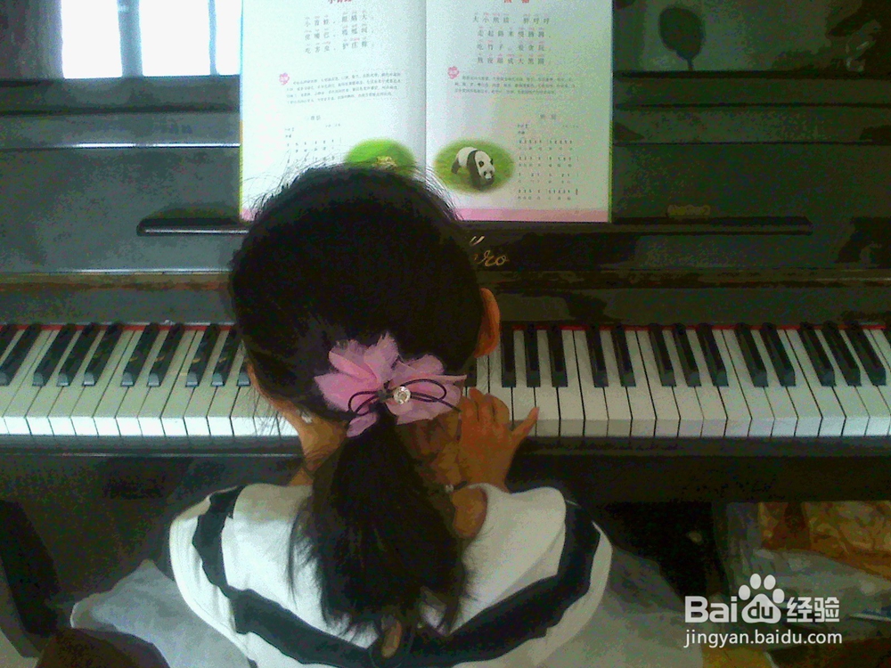 老年人怎样教幼儿弹唱大熊猫开发智力