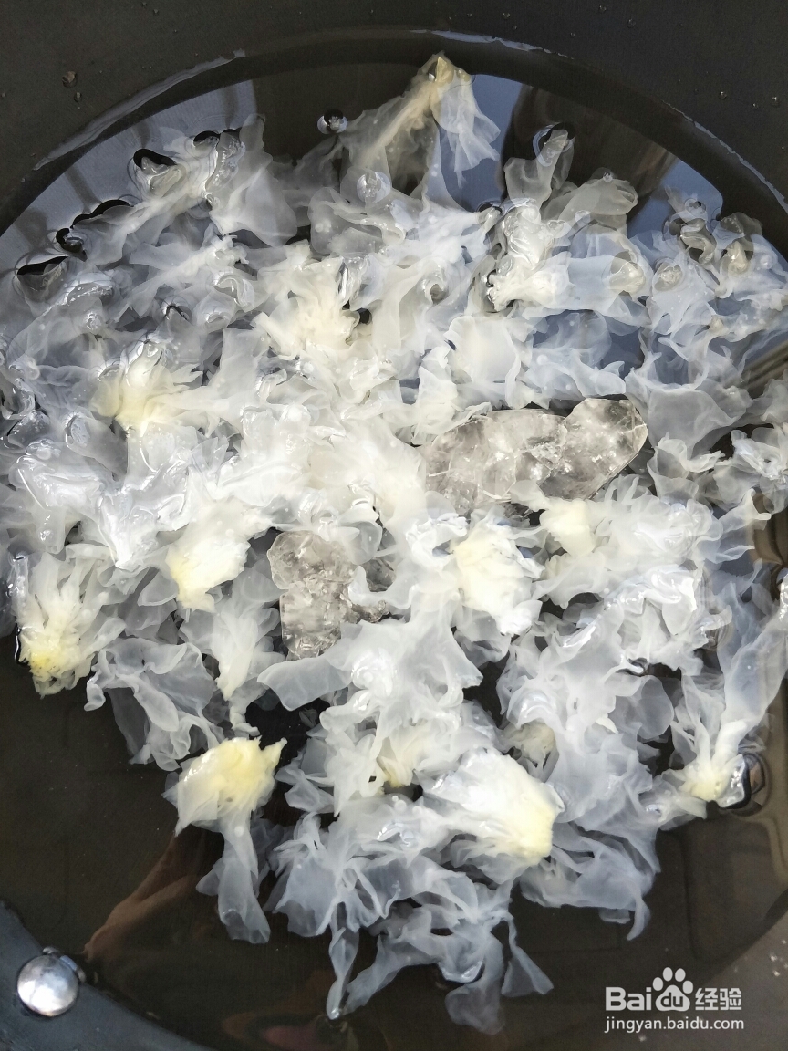 诱惑味蕾的银耳桂圆红枣枸杞汤