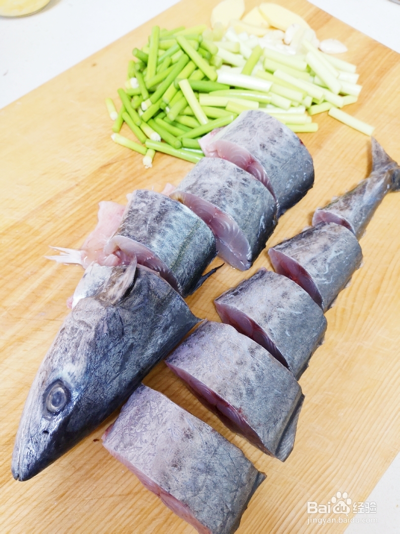 一个人做蒜苔鲅鱼