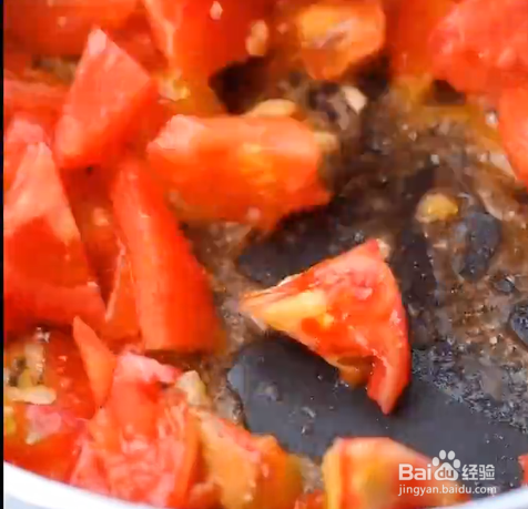 如何制作番茄土豆焖饭？