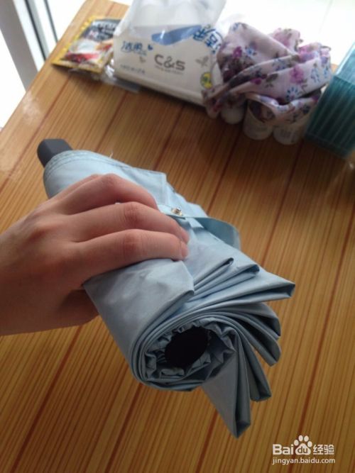 如何折叠一把伞让它更美，伞与衣服的颜色搭配