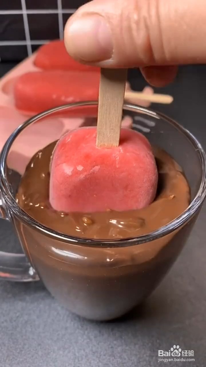 如何制作脆皮草莓雪糕