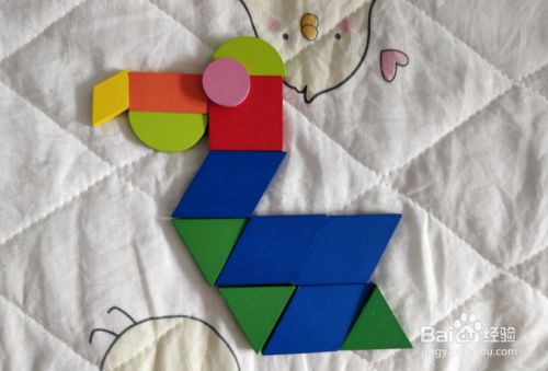 在下面,放上左右排列的三角形,平行四边形,三角形,如图.