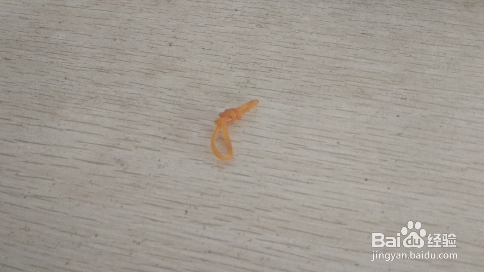 如何用一个橡皮筋和中性笔芯做简易的手机支架