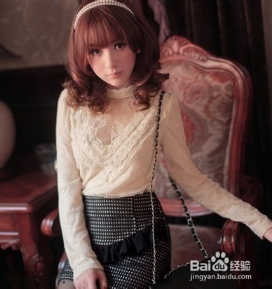 搭配复古的蕾丝连衣裙让你既甜美又乖巧