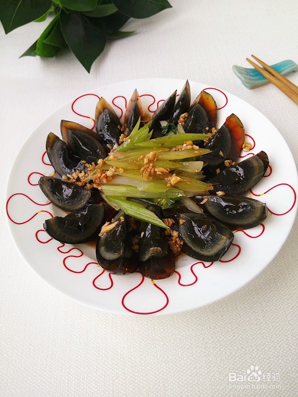 甜蒜汁拌芹菜皮蛋