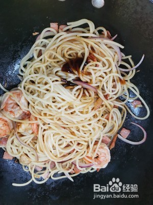 香辣鲜虾培根炒意面的做法