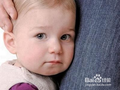 宝宝胆小,害怕生人,父母该如何引导