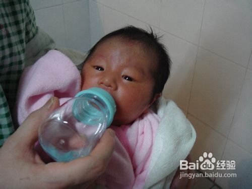 婴儿打嗝怎么办