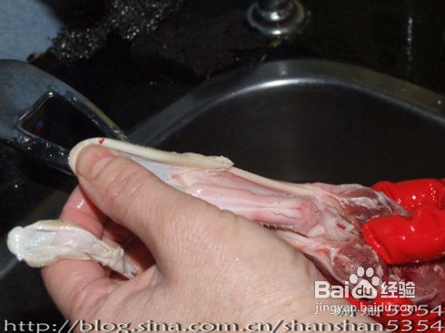 蒜香烤鸭下巴的做法