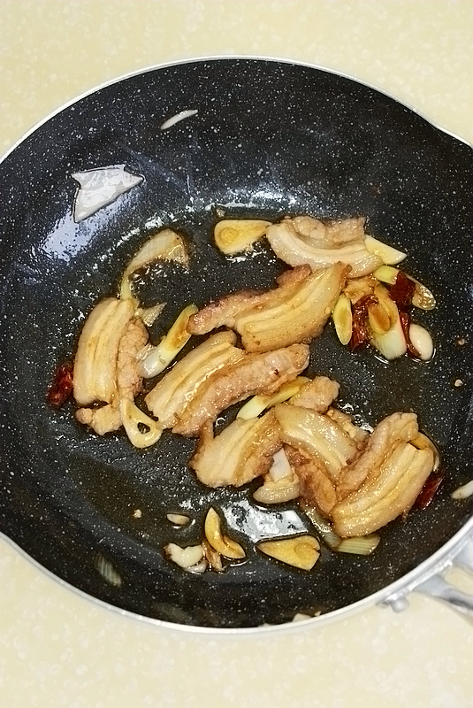 五花肉炒萝卜叶