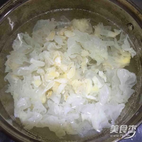 雪梨银耳枇杷羹