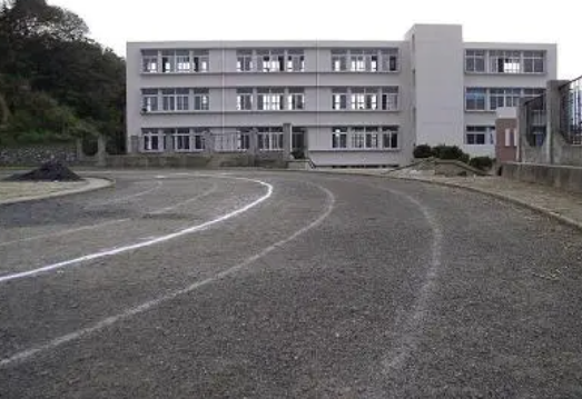 煤渣跑道的优点和劣点