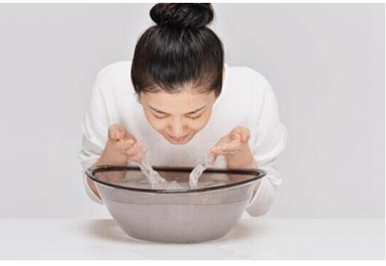 用醋洗脸,要用温水还是用冷水阿