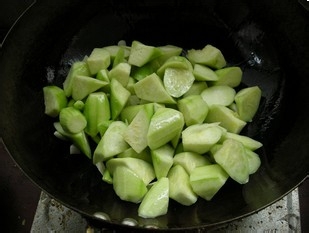 肾炎饮食吃什么好1——丝瓜炒荔枝
