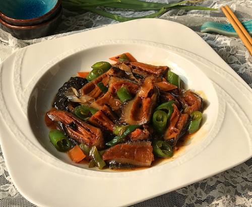 葱爆红极参的做法