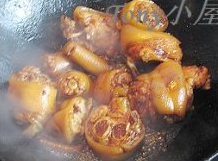 酱色猪蹄炖黄豆