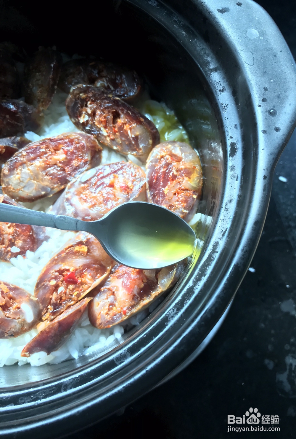 广式腊肠煲仔饭简单得很的家常做法
