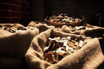 为什么有的新会陈皮会用红绳子扎起来？