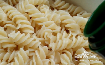 奶香咖喱鸡丁意面的制作方法