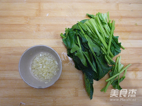 木耳拌菠菜的做法