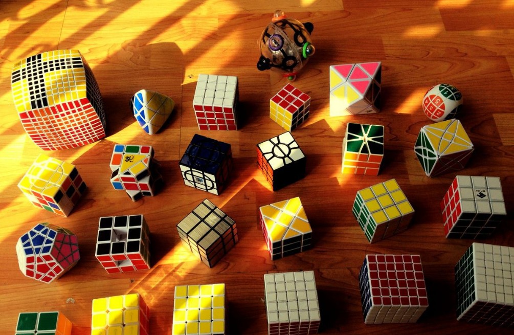 初学者玩魔方的技巧是什么?有口诀之类的吗