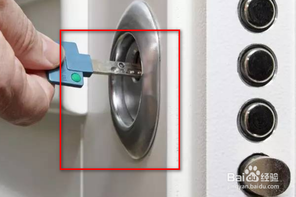 如何用钥匙锁家门呢？