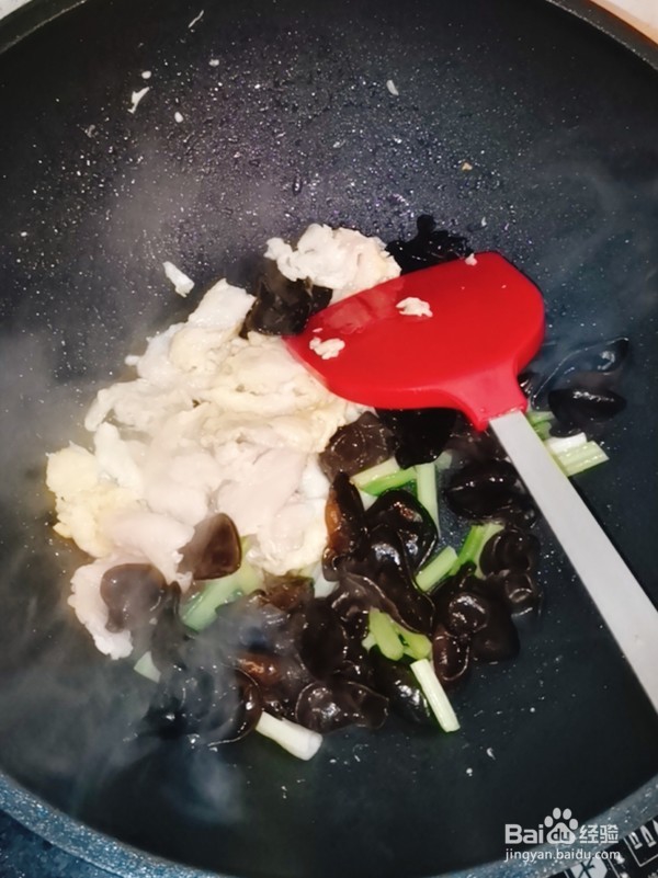 木耳芹菜炒肉的步骤