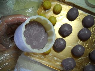 紫薯无花果馅冰皮月饼