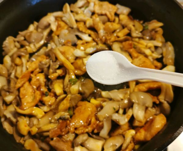 酱香菌菇炒肉片