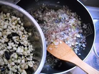 腊味茄肉生煎包