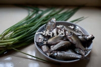 鲜美无比的地道野生菜葱油小鲫鱼
