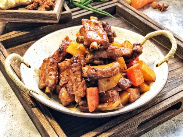 红烧土豆胡萝卜炖排骨