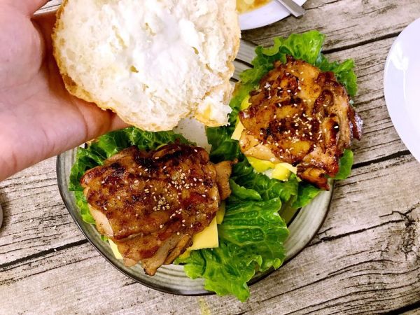 黑椒鸡腿肉芝士菠萝堡