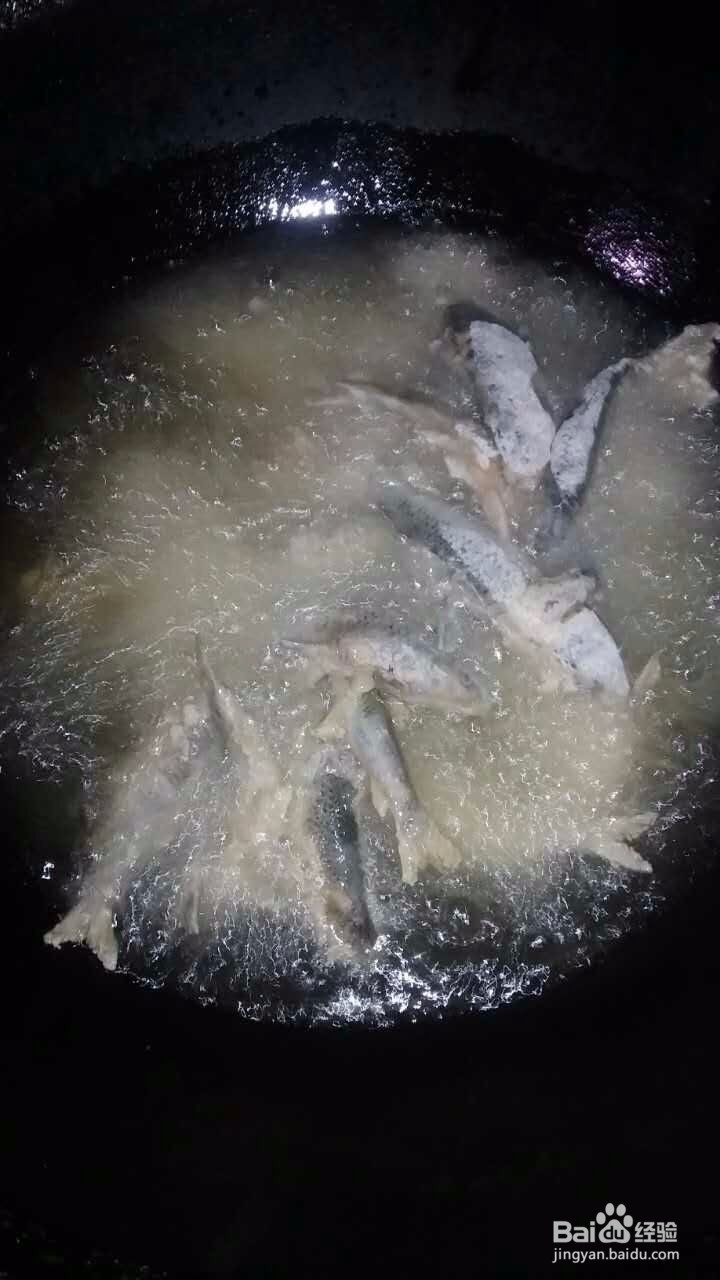 农家油炸小草鱼,油炸小焦鱼的方法