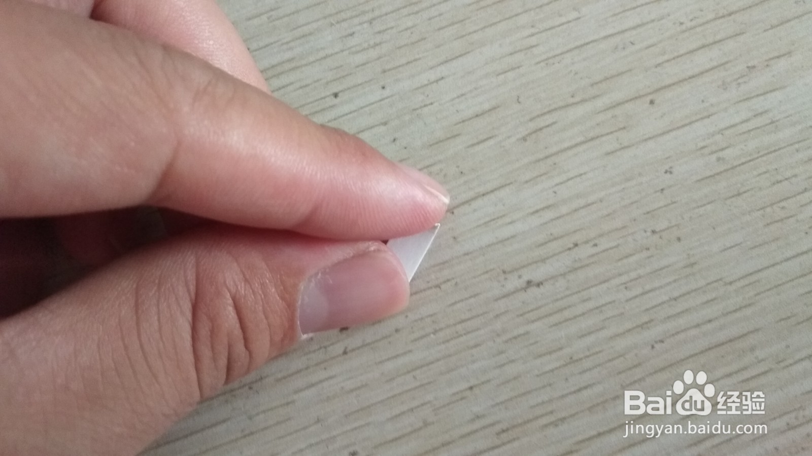 如何用一小块长方形硬卡纸做简易的钢笔的支架