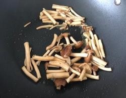 茶树菇花生芽炒茭白