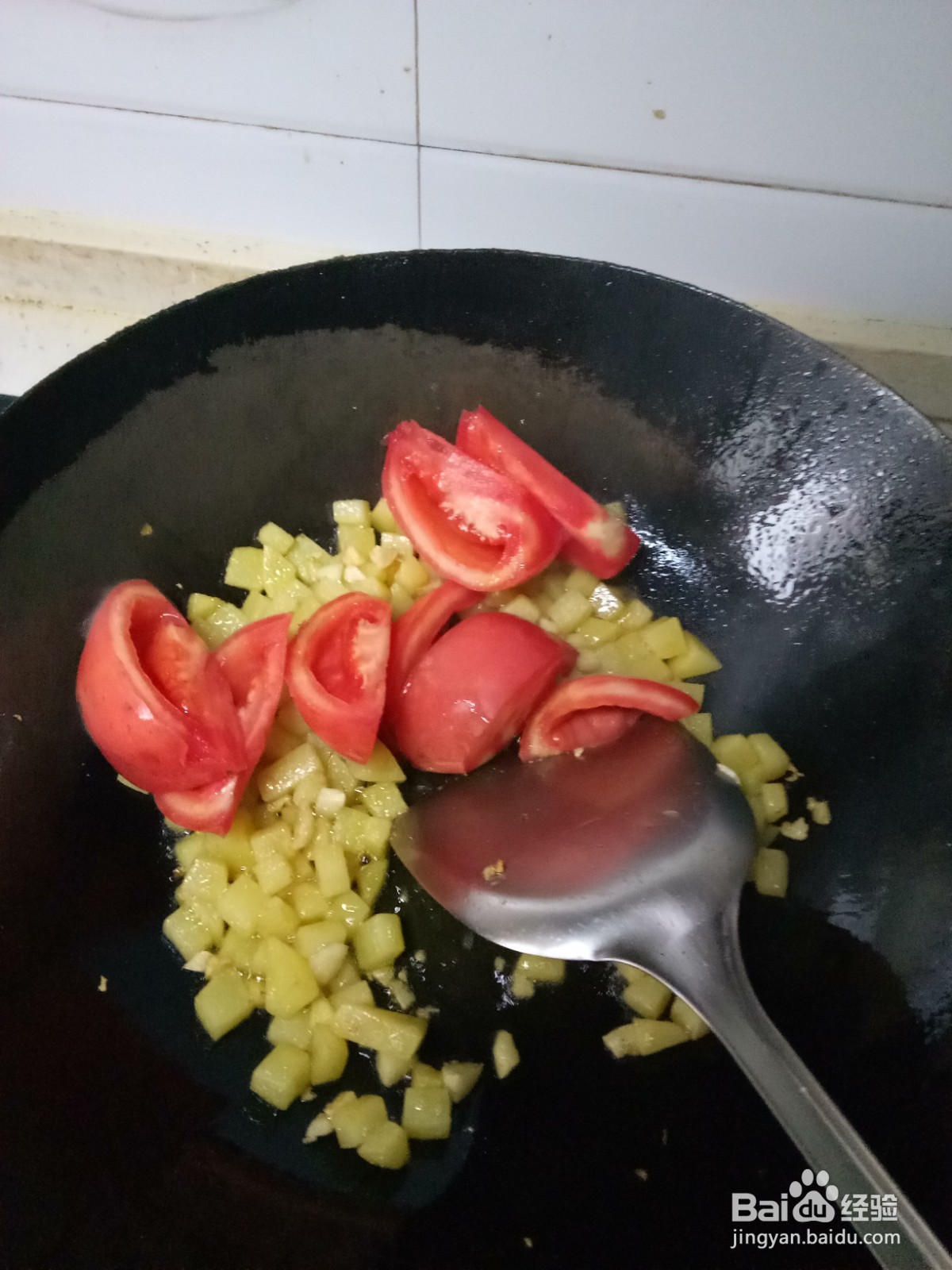 西红柿炒土豆火腿肠