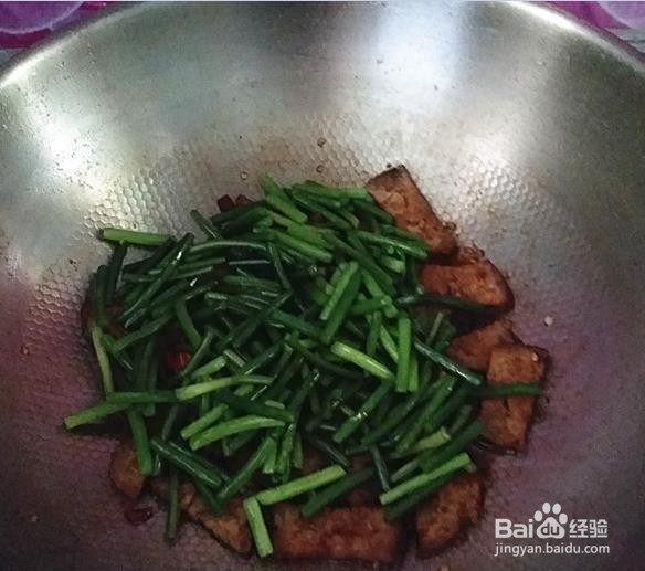 怎么制作美味的蒜苗炒猪血丸子？