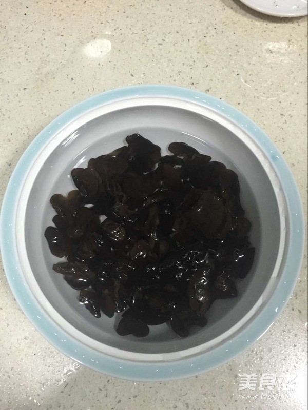 鲜鱿木耳骨头汤