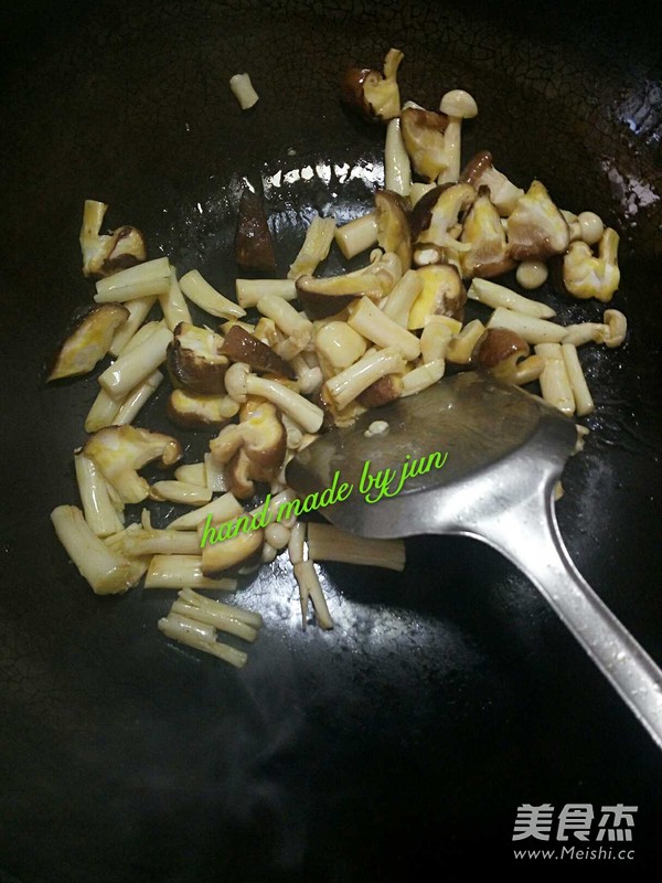 双菇鸡腿汤的做法