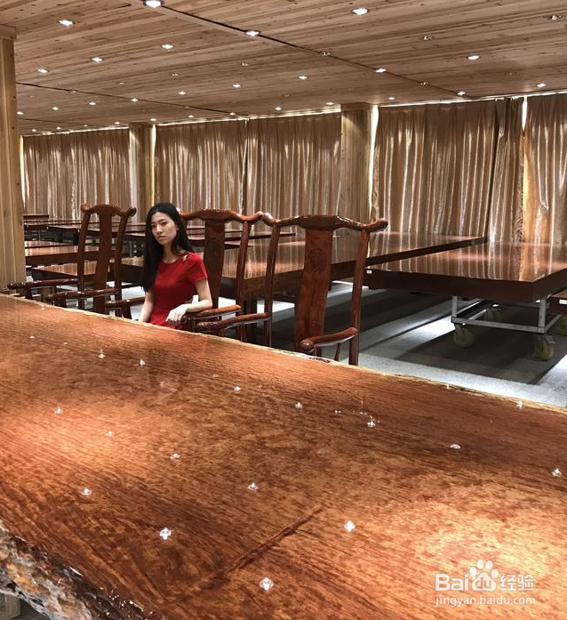 千年原木运回国内，切割制作成一块大板值不值？