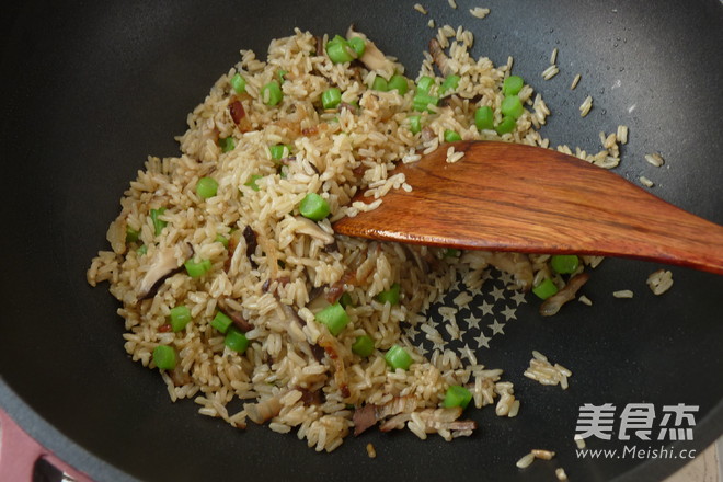 腊肉香菇炒糙米饭