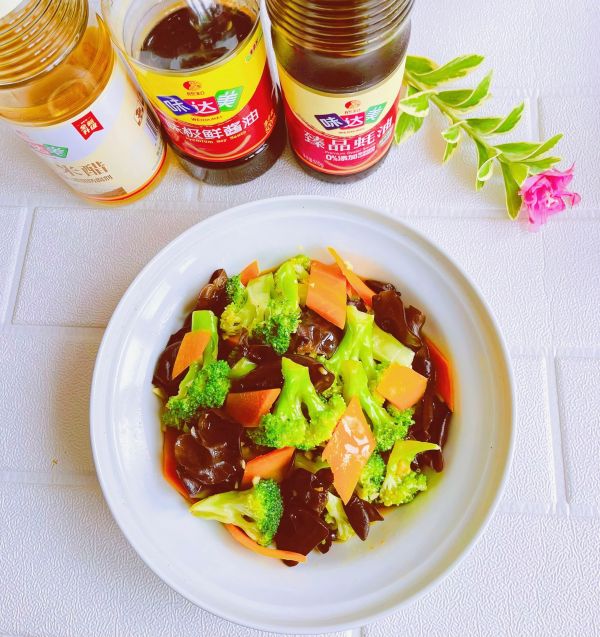 凉拌西兰花木耳