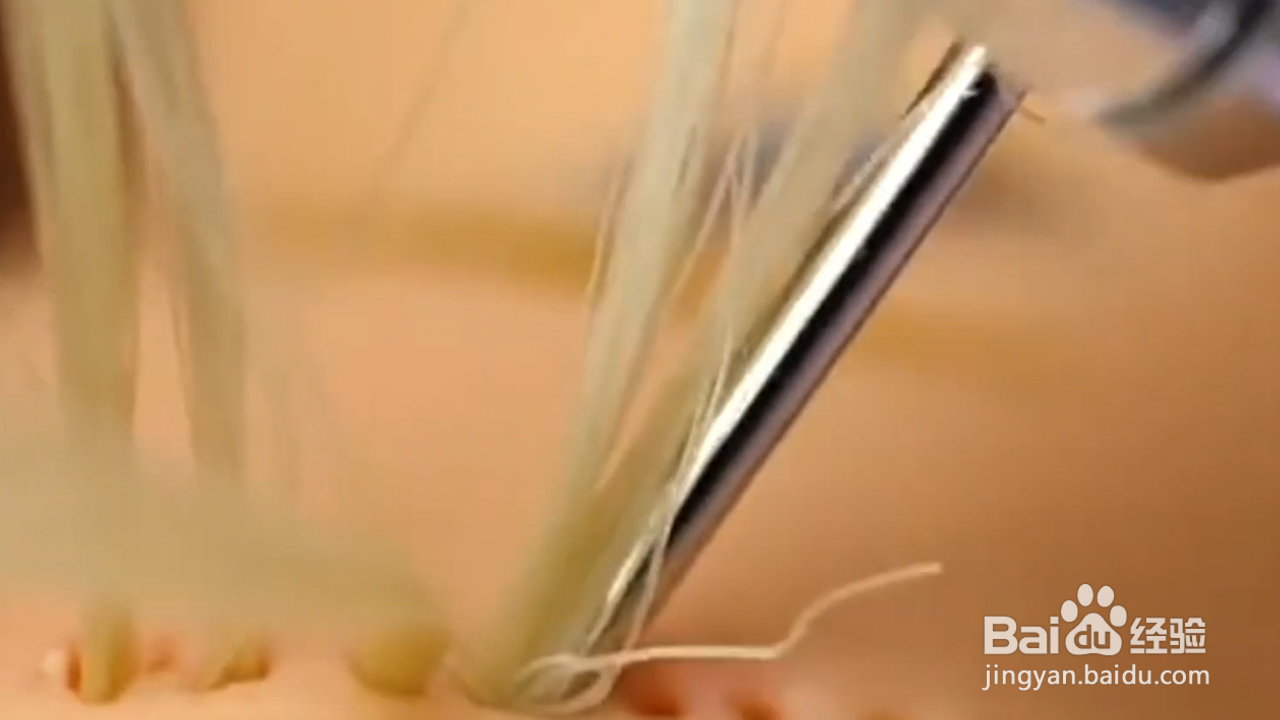 如何帮芭比梳一个时尚的发型