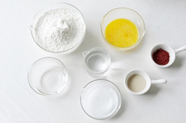 粉红色糖渍樱花牛肉汉堡