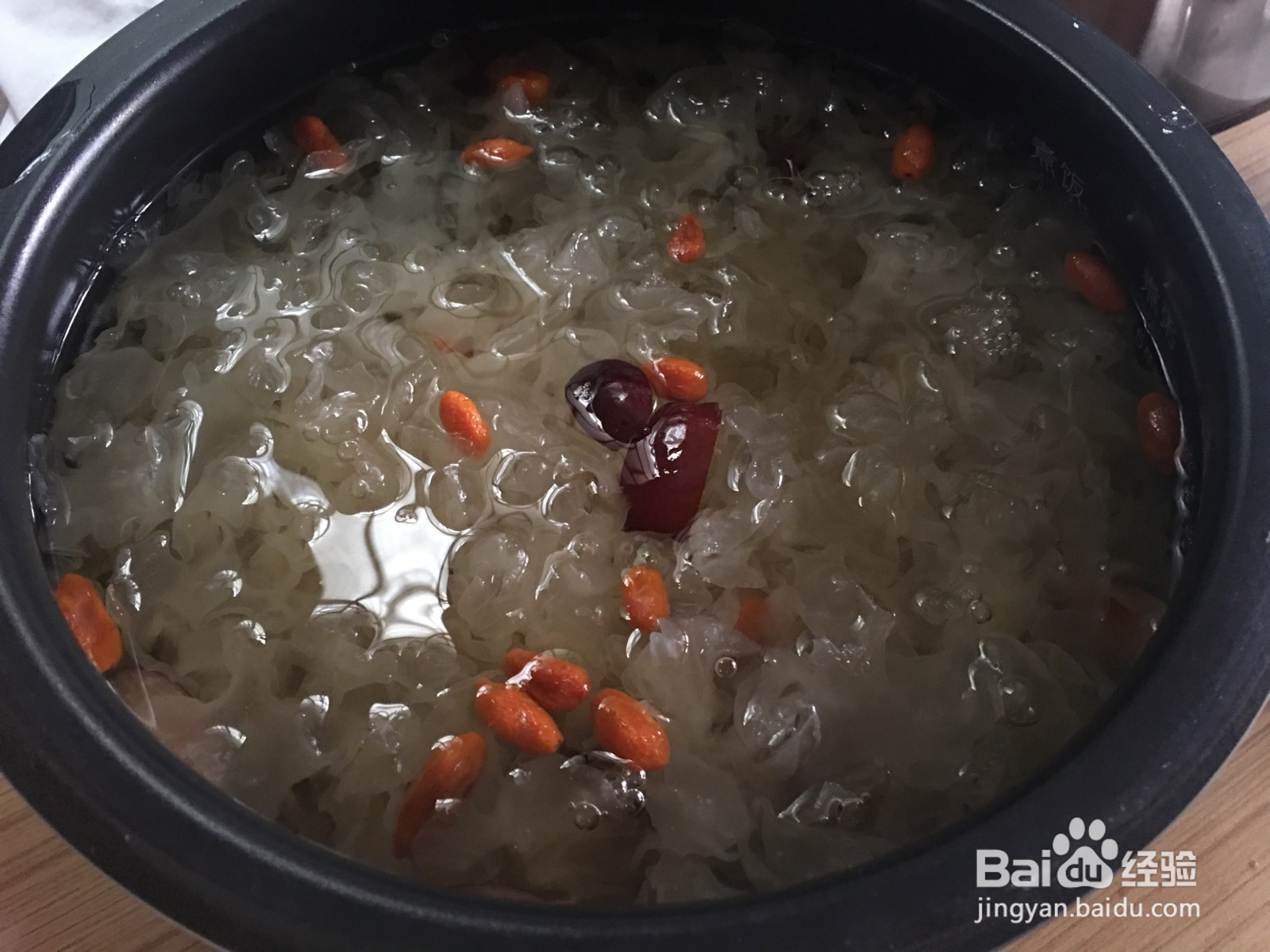 雪耳红枣枸杞糖水的做法